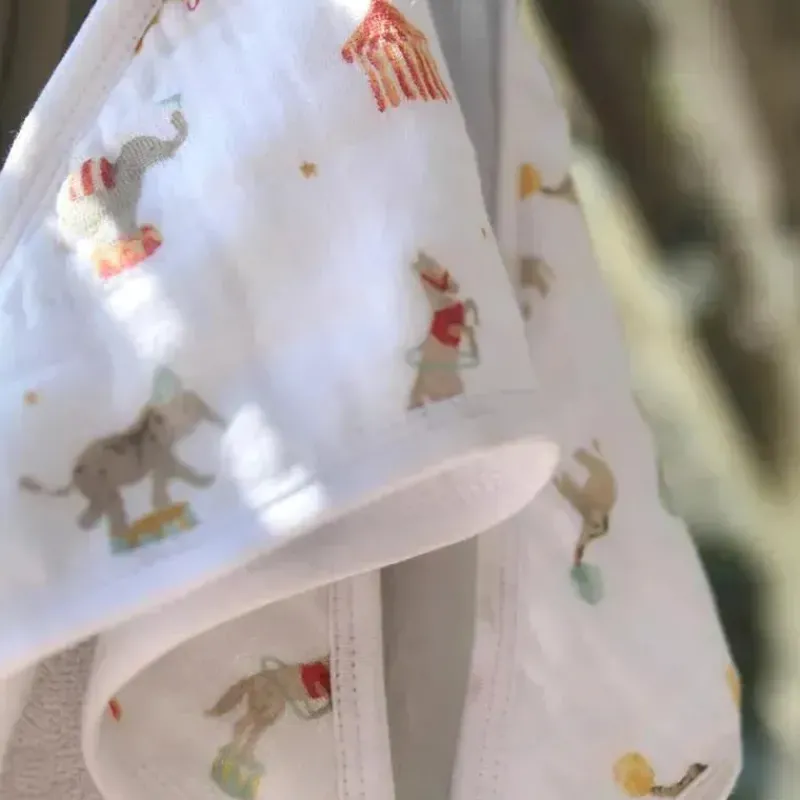 aden__anais___pk_essentia_SKUbRr5WMfN_2.webp Aden + Anais - 2 Pk Essential Elefante Circo Toalha de banho com capuz para bebê New