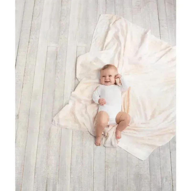aden__anais_swaddles_maci_SKUAYmJ5LBU_4.webp Aden + Anais Swaddles macios e sedosos metálicos 3 unidades, bétula de prímula Clearance