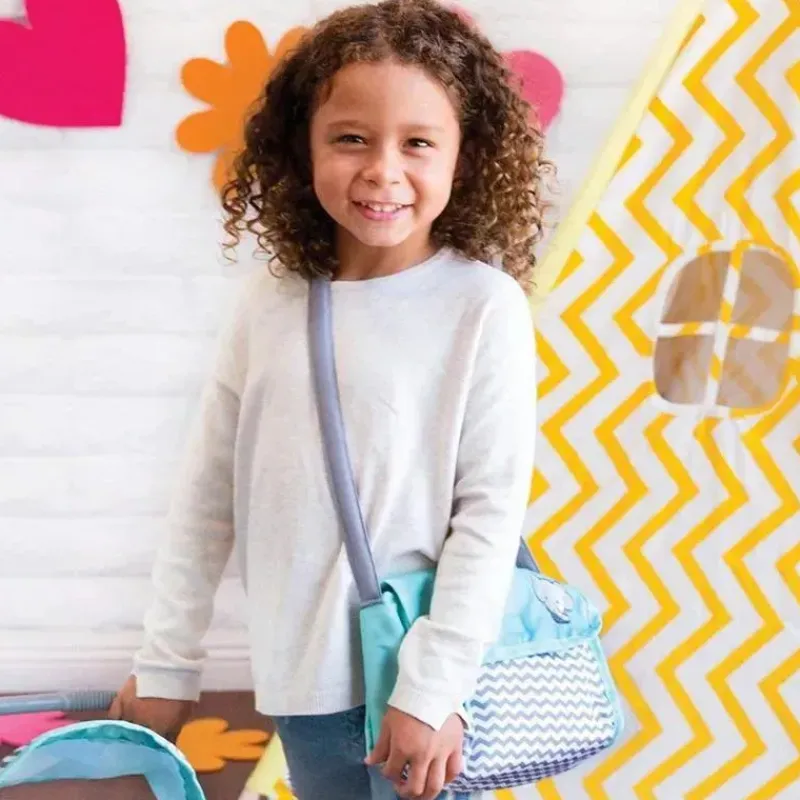 adora__bolsa_de_fraldas_p_SKU1peCT2Fj_2.webp Adora - Bolsa de fraldas para boneca, inclui trocador e 2 fraldas para boneca, estampa em zigue-zague Hot