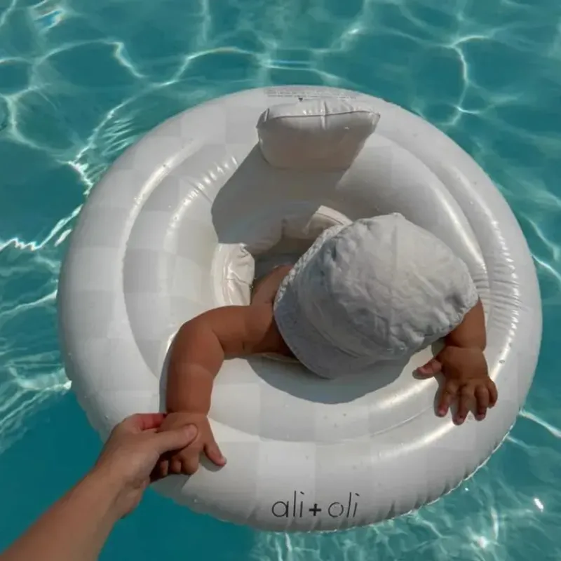 ali__oli__boia_de_piscina_SKUbX9sH1vM_1.webp Ali + Oli - Boia de piscina com anel para assento de natação para bebês (Checkers) Discount