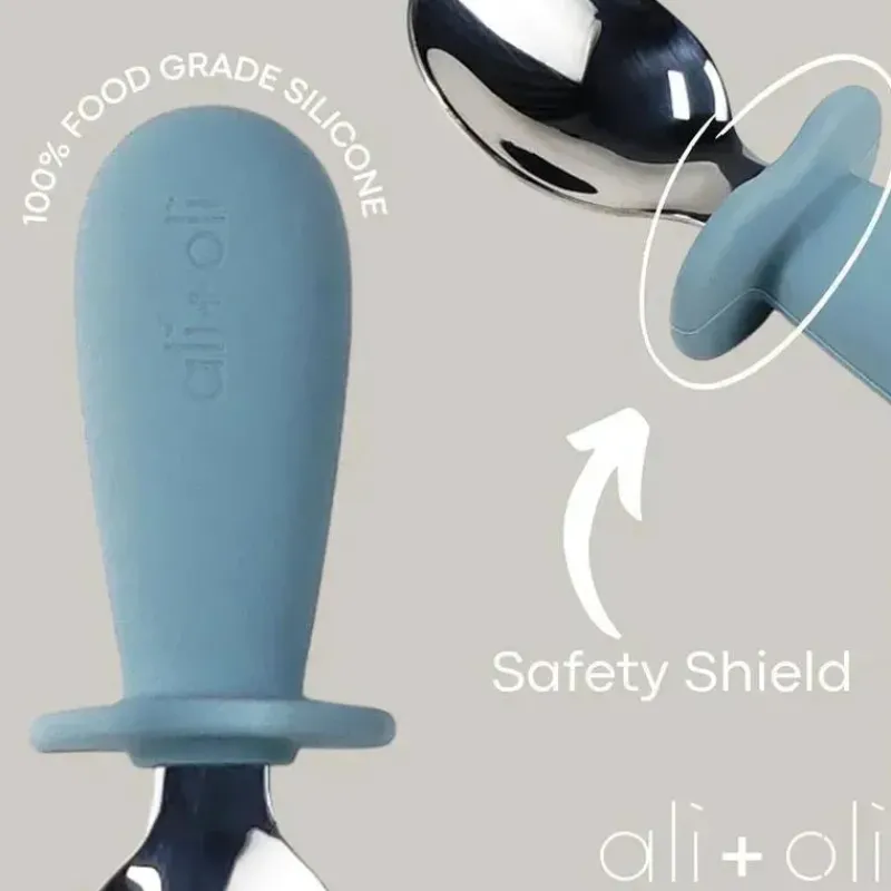 alioli__conjunto_de_apren_SKUuhs0sG5v_4.webp Ali + Oli Ali+Oli - Conjunto de aprendizagem de colher e garfo para crianças, 6m+, azul pó Clearance