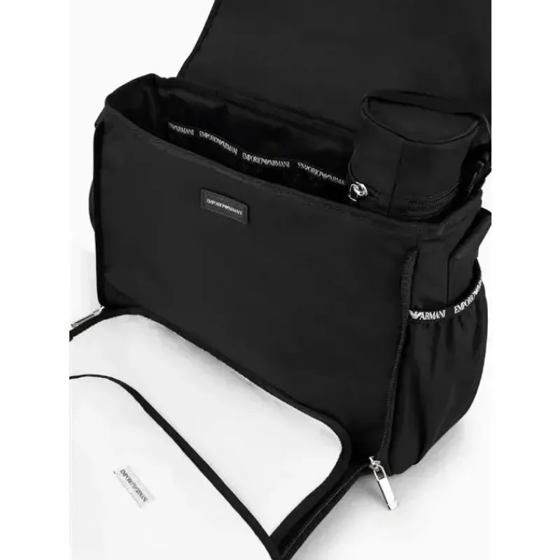 armani_baby__conjunto_de__SKUM4nwXAyn_1.webp Armani Baby - Conjunto de bolsa múmia com placa de águia, preta Clearance