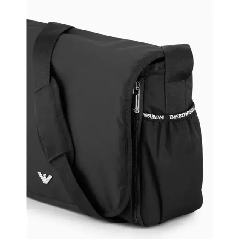 armani_baby__conjunto_de__SKUM4nwXAyn_2.webp Armani Baby - Conjunto de bolsa múmia com placa de águia, preta Clearance