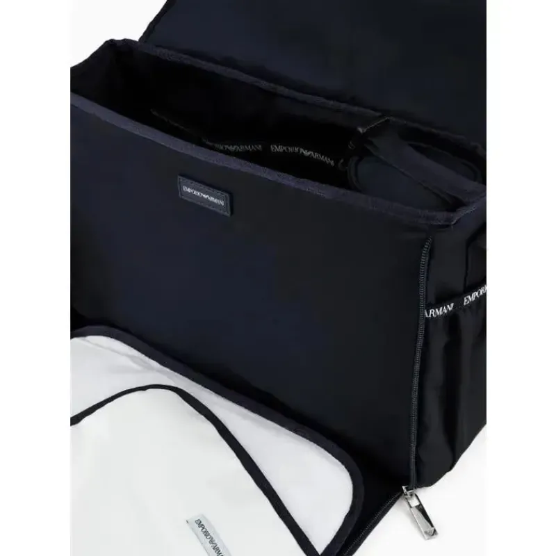 armani_baby__conjunto_de__SKUqw3PItQC_2.webp Armani Baby - Conjunto de bolsa múmia com placa de águia, azul marinho Online