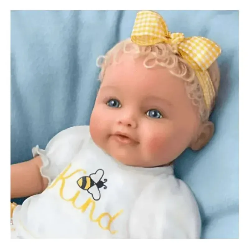 ashton_drake__bee_kind_ba_SKURZXsLeI0_2.webp Ashton Drake - Bee Kind Baby Girl Outlet