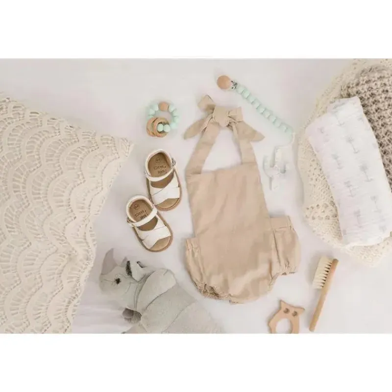 babe_basics__macaco_de_be_SKU894MZxi6_1.webp Babe Basics - Macacão de bebê de linho, aveia Discount