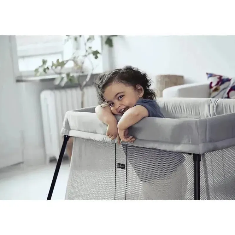 babybjorn__pacote_de_luz__SKUakw6Rg1b_1.webp BabyBjorn - Pacote de luz para berço de viagem, prata + lençol justo Sale