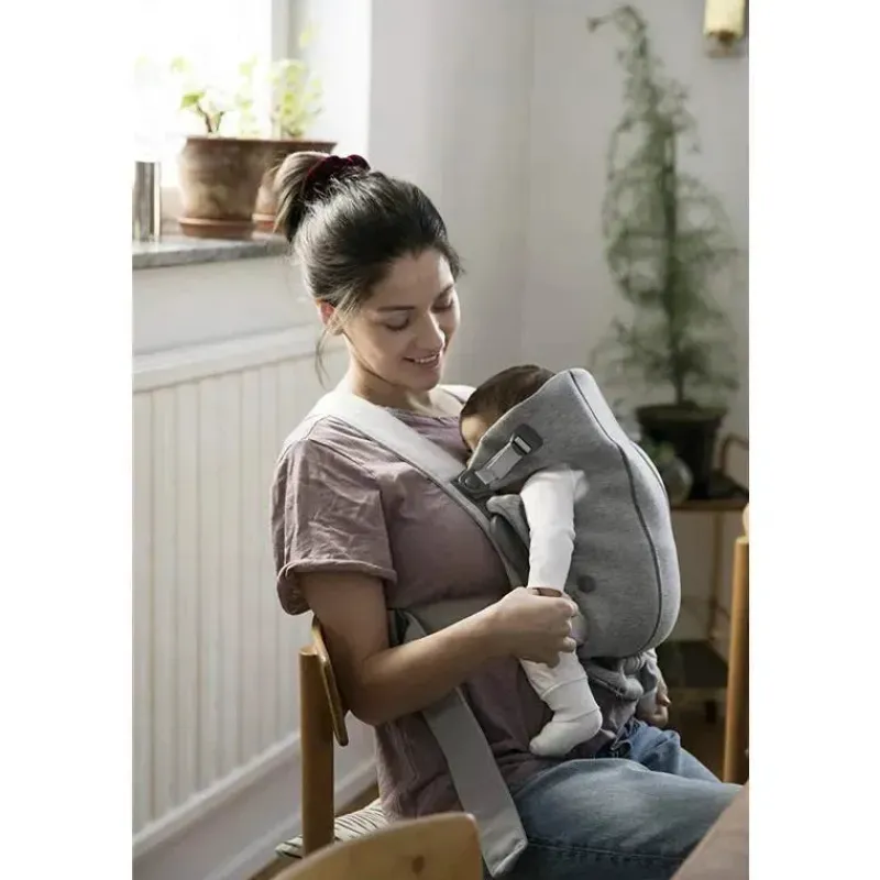 babybjorn__portabebs_mini_SKU5S9ui67V_2.webp BabyBjorn - Porta-bebês Mini 3D Jersey, cinza claro Outlet