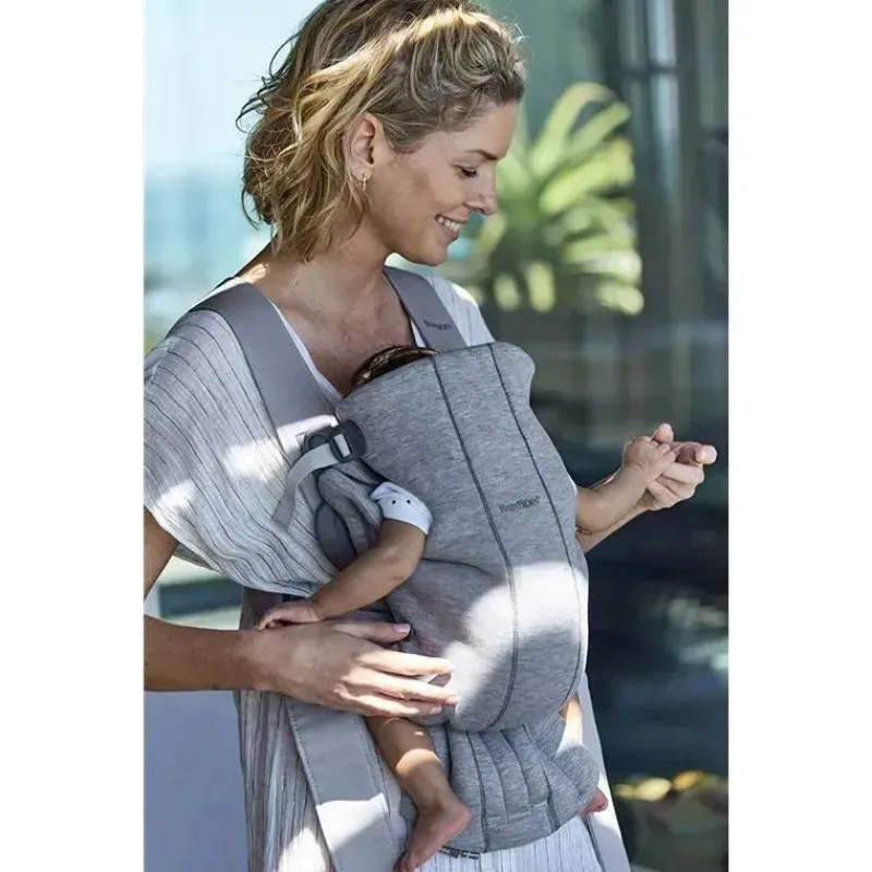 babybjorn__portabebs_mini_SKU5S9ui67V_6.webp BabyBjorn - Porta-bebês Mini 3D Jersey, cinza claro Outlet
