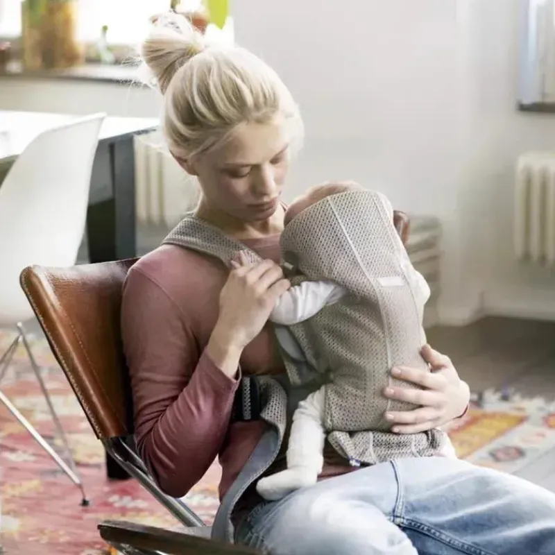 babybjorn__portabebs_mini_SKUSn9Dlt5u_1.webp BabyBjorn - Porta-bebês Mini malha 3D, Cinza Bege Clearance