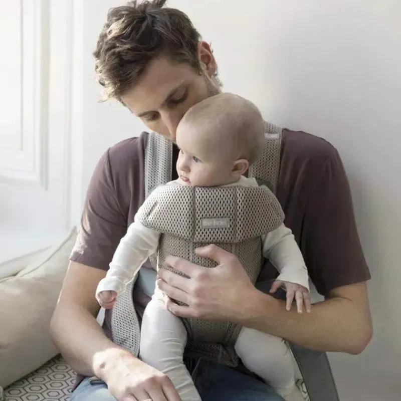 babybjorn__portabebs_mini_SKUSn9Dlt5u_2.webp BabyBjorn - Porta-bebês Mini malha 3D, Cinza Bege Clearance