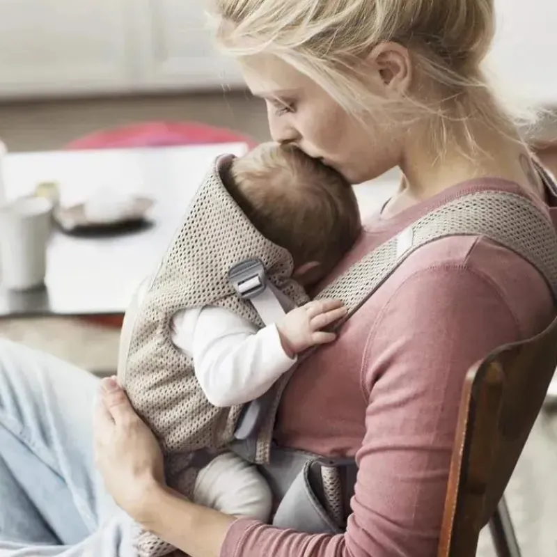 babybjorn__portabebs_mini_SKUSn9Dlt5u_3.webp BabyBjorn - Porta-bebês Mini malha 3D, Cinza Bege Clearance