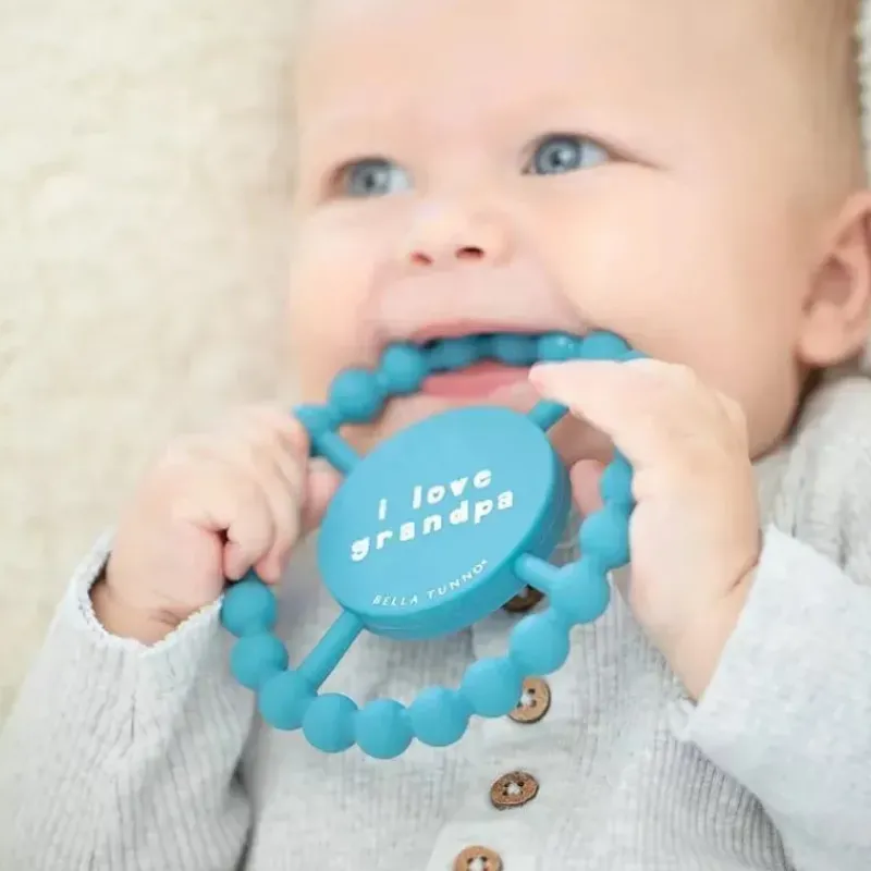 bella_tunno__mordedor_fel_SKUH0i1t07H_4.webp Bella Tunno - Mordedor feliz, brinquedo de mordedor para bebê macio e fácil de segurar, não tóxico e sem BPA, eu amo o vovô Online