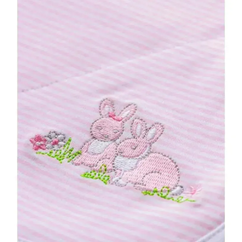 coelhinhos_bebezinhos_lit_SKUrrYJcFiC_1.webp Little Me Coelhinhos Bebezinhos Recebendo Cobertor, Listra Rosa Outlet