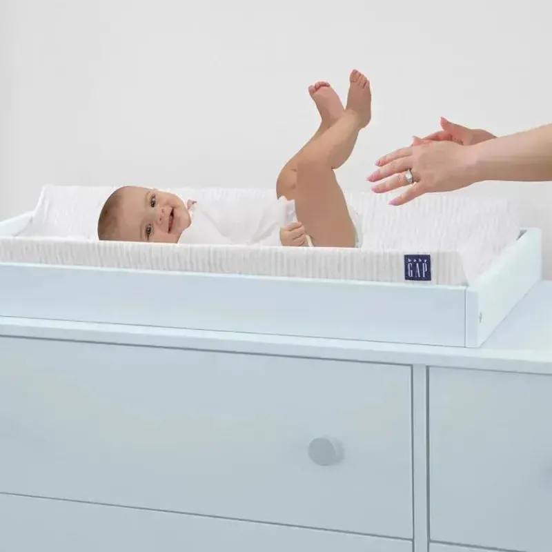 delta_children__trocador__SKUiopGyy0j_1.webp Delta Children - Trocador Gap BabyGap Contoured com capa refrescante, listra cinza New