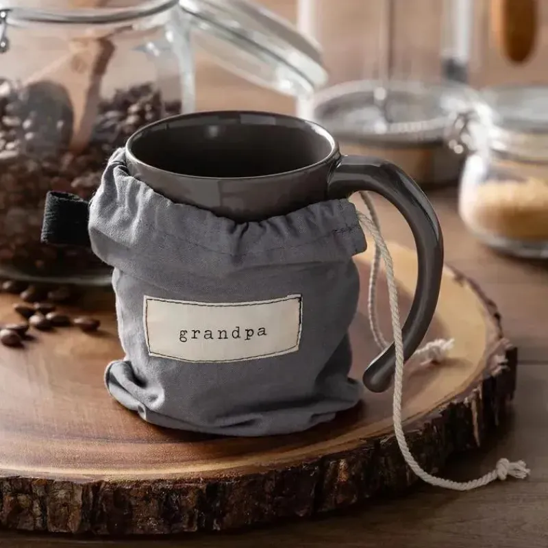 demdaco__caneca_famlia_co_SKUKyEYqyOl_4.webp Demdaco - Caneca Família Coração Quente, Vovô Hot