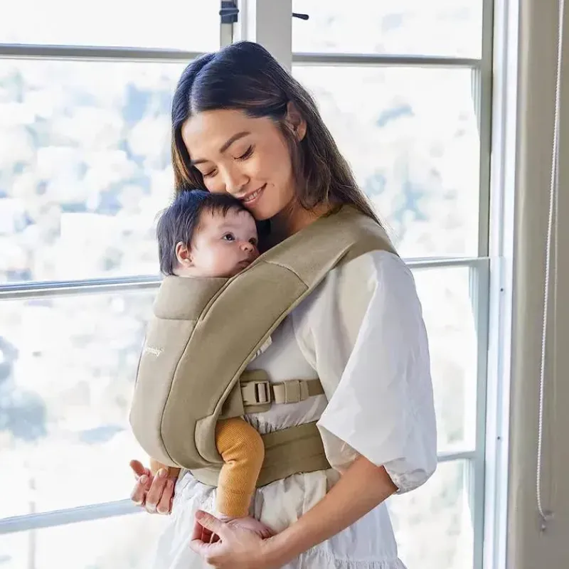 ergobaby__abrace_aconcheg_SKUplkwYumf_4.webp Ergobaby - Abrace Aconchegante e Suave Azeitona Fashion