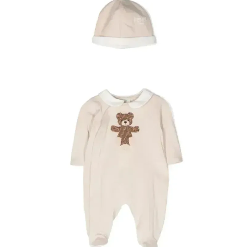 fendi_baby__footie_com_pa_SKUS8ZrOTIx_0.webp Fendi Baby - Footie com patch de urso Ff e chapéu Online