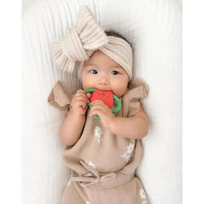 itzy_ritzy__mordedor_de_s_SKUGgtmbUNM_5.webp Itzy Ritzy - mordedor de silicone com alças fáceis de segurar, morango Sale