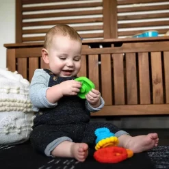 Baby Einstein Kids II - Brinquedo mordedor multitexturizado Stack &amp; Teethe Outlet