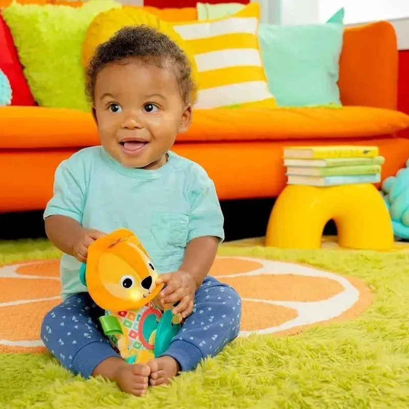 kids_ii__lion_huggin_ligh_SKUGATQGtSg_4.webp Bright Starts Kids II - Lion Huggin' Lights Brinquedo musical iluminado para carrinho de criança Clearance