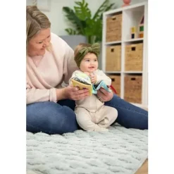 Lamaze - Brinquedo sensorial para bebês com ônibus acordeão On-The-Go Outlet