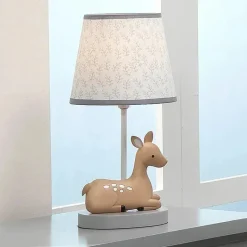Lambs u0026 Ivy Lambs &amp; Ivy - Lâmpada Deer Park Woodland Taupe com abajur cinza/branco e lâmpada Outlet