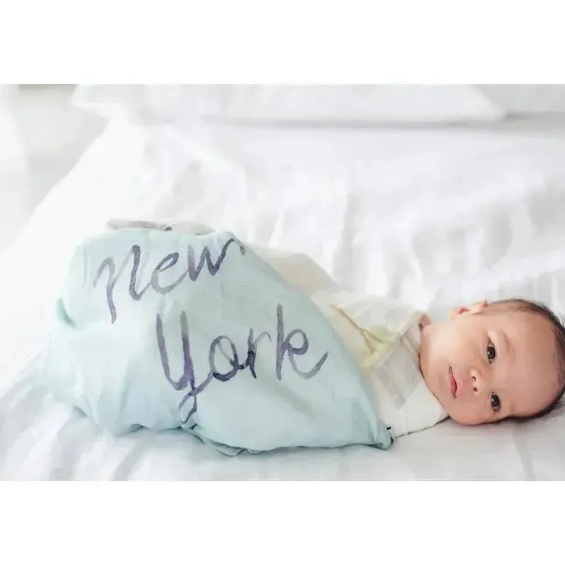 loulou_cobertor_pirulito__SKUBJ1n7pMl_3.webp Loulou LOLLIPOP Loulou Cobertor Pirulito | Swaddle de bambu de Nova York Best
