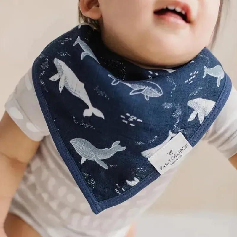 loulou_lollipop__conjunto_SKUJhf21G1E_2.webp Loulou LOLLIPOP - Conjunto de babadores (musselina), baleias azuis New