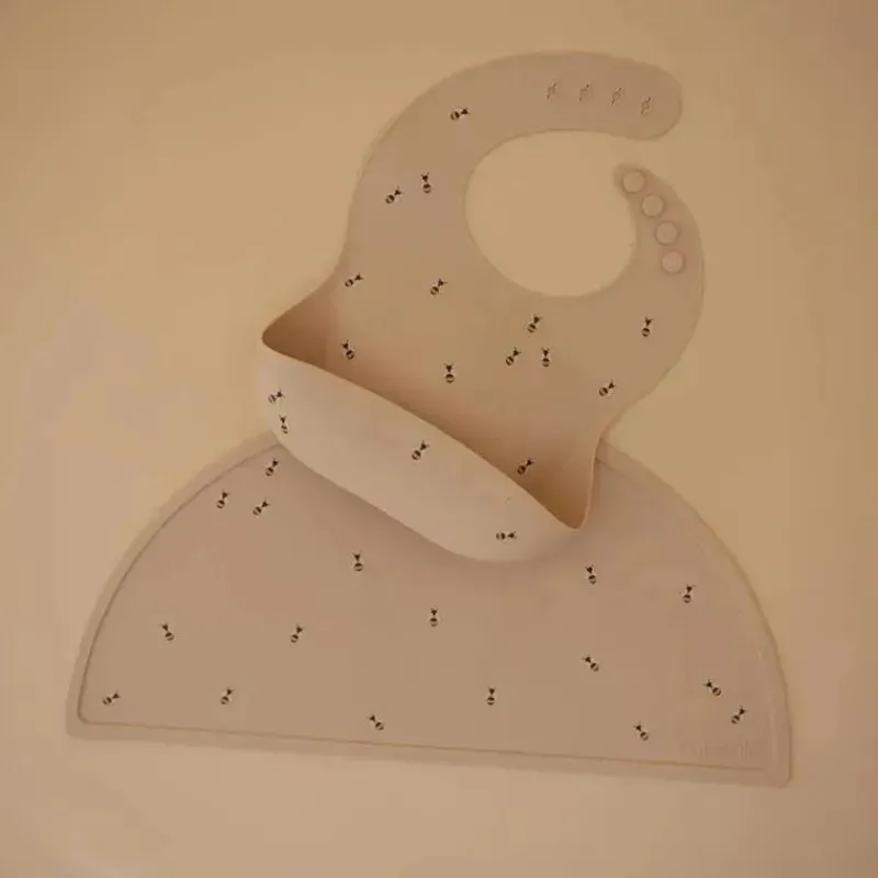 mushie__babador_de_silico_SKUvb6JdkBw_1.webp Mushie - babador de silicone para bebê, ajuste ajustável à prova d'água, abelhas Sale
