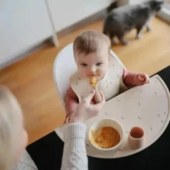 Mushie - babador de silicone para bebê, ajuste ajustável à prova d'água, abelhas Sale