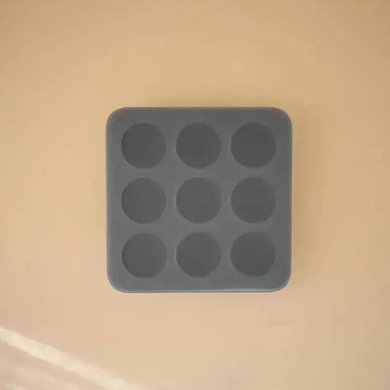 mushie__bandeja_de_silico_SKU70UAehBP_2.webp Mushie - Bandeja de silicone para freezer de comida para bebê com tampa, 9 xícaras de 1,5 onças, Tradewinds Online