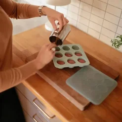 Mushie - Bandeja de silicone para freezer de comida para bebê com tampa, 9 xícaras de 1,5 onças, Cambridge Blue Best