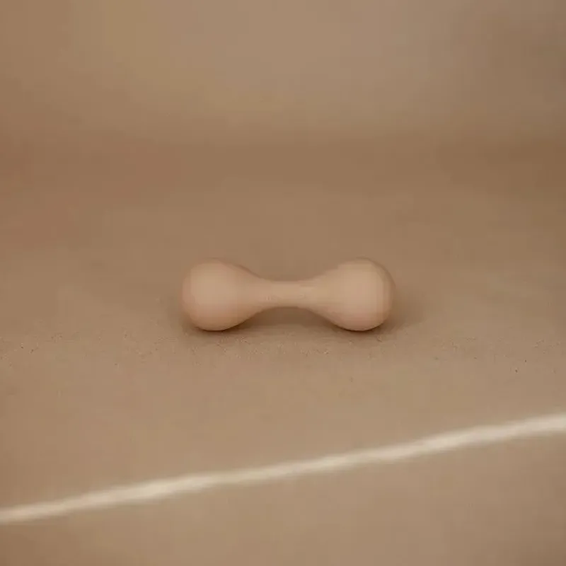 mushie__brinquedo_chocalh_SKUjqDFDtJe_2.webp Mushie - Brinquedo chocalho de silicone para bebê, natural Outlet