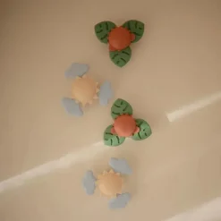 Mushie - brinquedo giratório de sucção Dino para banho e brincadeira Hot