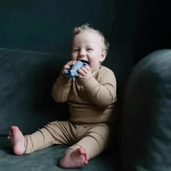 Mushie - Brinquedo mordedor de silicone para bebê com chocalho de foguete Discount