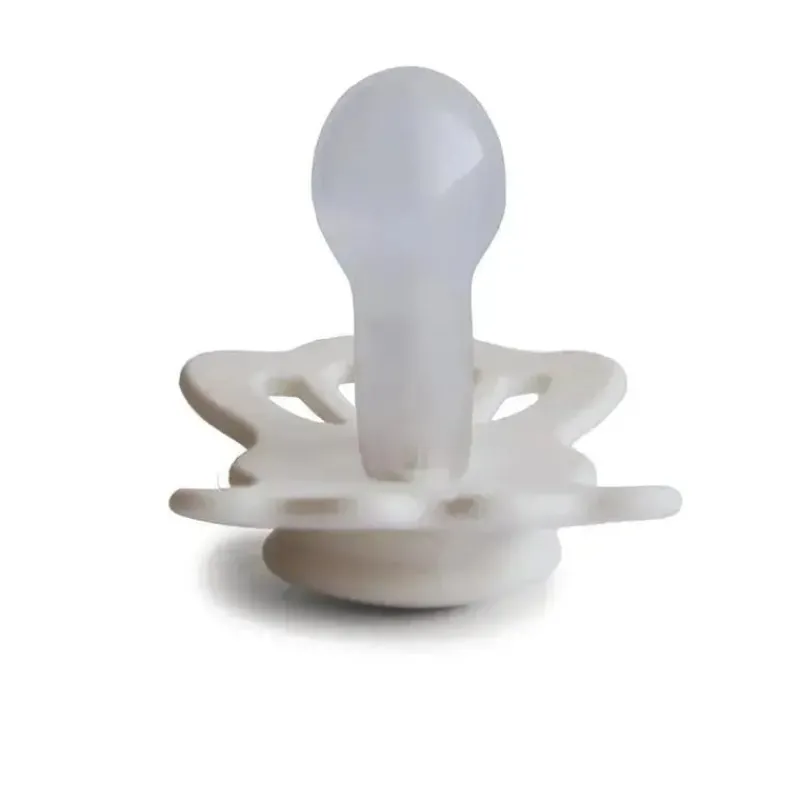 mushie__chupeta_de_silico_SKUNligr8Xu_2.webp Mushie - chupeta de silicone simétrica Lucky 2Pk, cetim/creme sedoso, 6/18M New