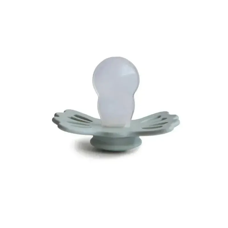 mushie__chupeta_de_silico_SKUv6lTXHjj_2.webp Mushie - chupeta de silicone simétrica Lucky 2Pk, 6/18M, sálvia/cinza prateado Clearance
