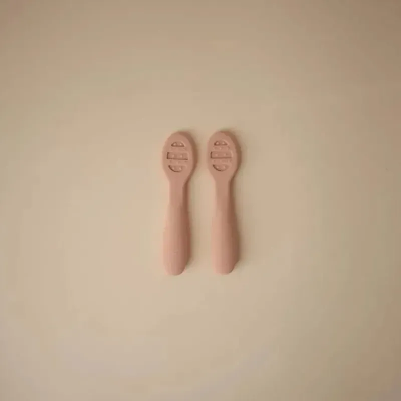 mushie__colheres_de_silic_SKUUZf9l7Ks_1.webp Mushie - Colheres de silicone para primeira alimentação para bebês, pacote com 2, blush, areia móvel Discount