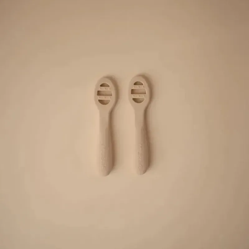 mushie__colheres_de_silic_SKUUZf9l7Ks_2.webp Mushie - Colheres de silicone para primeira alimentação para bebês, pacote com 2, blush, areia móvel Discount
