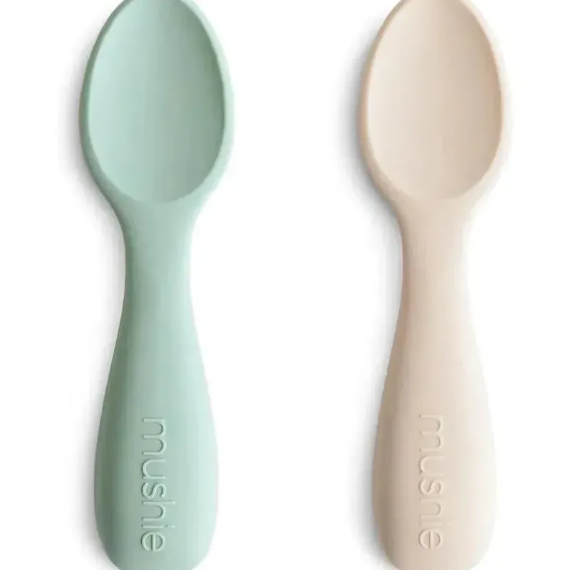 mushie__colheres_de_silic_SKUsIcg6VMF_0.webp Mushie - colheres de silicone para crianças pequenas, pacote com 2, Cambridge Blue/Shifting Sand Hot