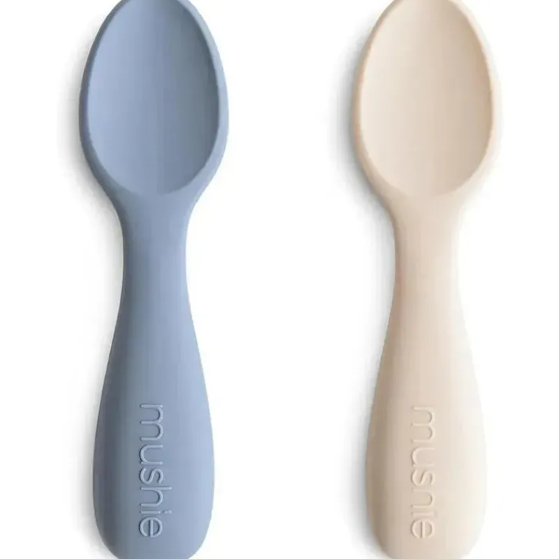 mushie__colheres_iniciais_SKUe0sJZu0V_0.webp Mushie - colheres iniciais de silicone para crianças, pacote com 2, ventos alísios/areia móvel New