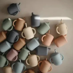 Mushie - Copo de treinamento de silicone e canudo, natural Hot