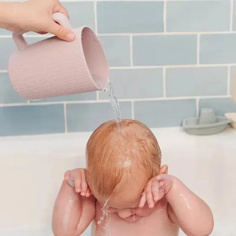 mushie__copo_para_enxgue__SKU3PD8w0vg_8.webp Mushie - Copo para enxágue de banho de bebê, 100% silicone de qualidade alimentar, Copo para enxágue para crianças, Cambridge Blue Hot
