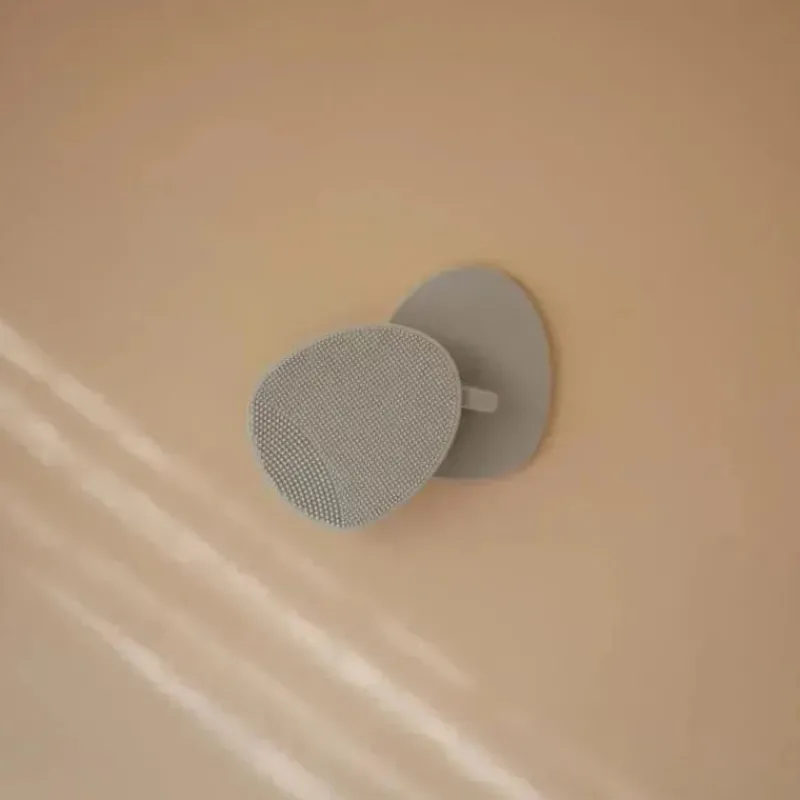 mushie__escova_para_tampa_SKUcThAUMhI_2.webp Mushie - Escova para tampa de berço para banho de bebê, cerdas macias de silicone, pacote com 2, ventos alísios/pervinca Discount
