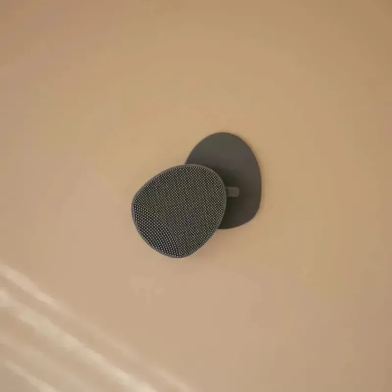 mushie__escova_para_tampa_SKUcThAUMhI_3.webp Mushie - Escova para tampa de berço para banho de bebê, cerdas macias de silicone, pacote com 2, ventos alísios/pervinca Discount