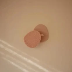 Mushie - escova para touca de banho de bebê, cerdas macias de silicone, pacote com 2, blush/areia móvel Fashion