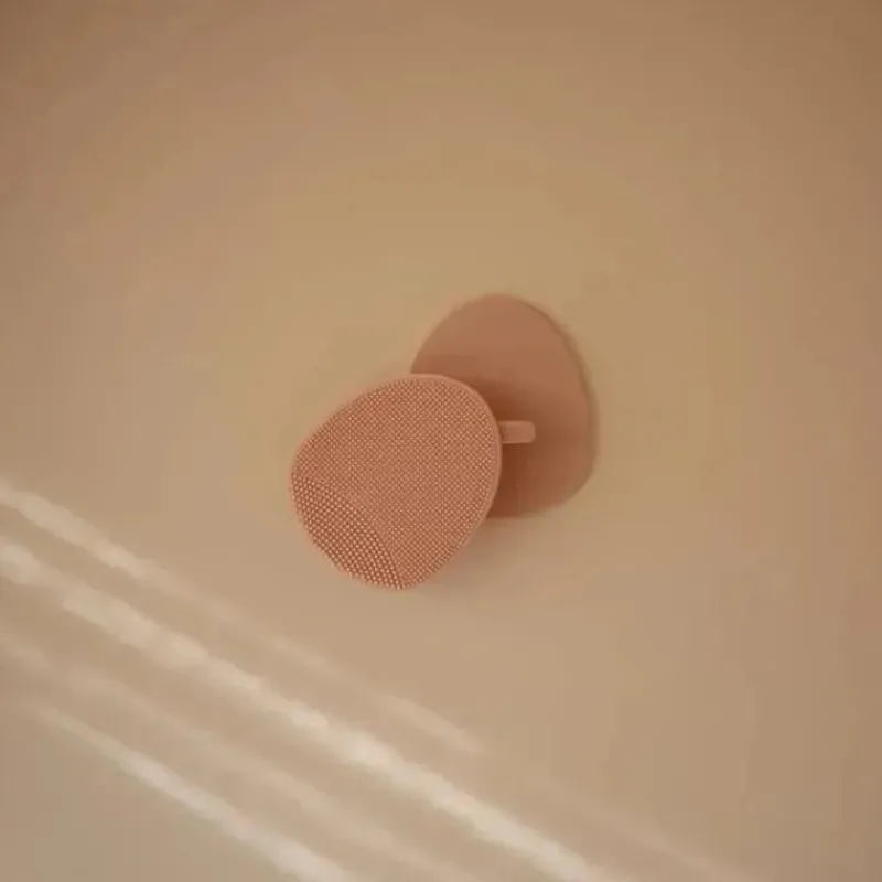 mushie__escova_para_touca_SKUxuq0ACEF_3.webp Mushie - escova para touca de banho de bebê, cerdas macias de silicone, pacote com 2, blush/areia móvel Fashion