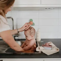 Mushie - escova para touca de banho de bebê, cerdas macias de silicone, pacote com 2, blush/areia móvel Fashion