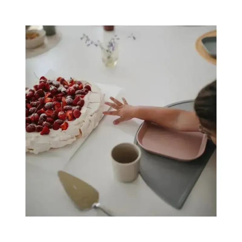 mushie__loua_quadrada_pra_SKUPeclKGox_2.webp Mushie - Louça Quadrada Pratos de Bebê - Conjunto de 2 - Blush Outlet